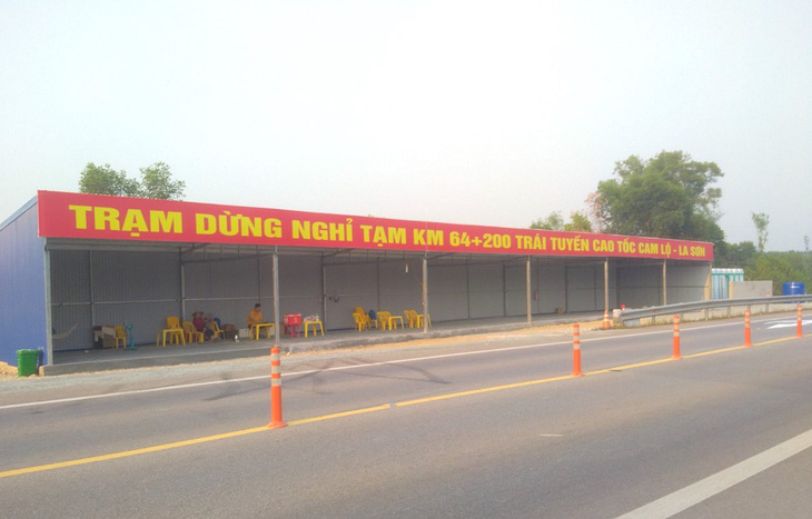 Điểm dừng nghỉ tạm thời trên tuyến cao tốc La Sơn - Cam Lộ vừa được dựng lên vào dịp lễ vừa qua để khách đi vệ sinh - Ảnh: T.ĐÔNG