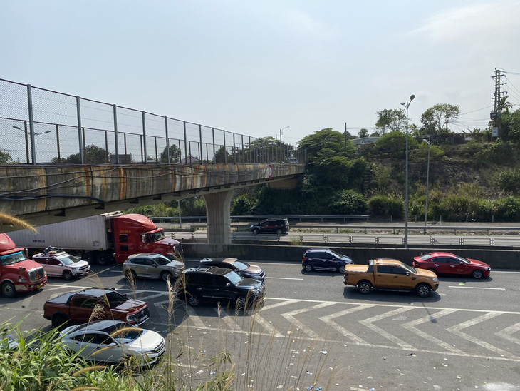 Cao tốc Đà Nẵng - Quảng Ngãi 140km chưa có trạm dừng nghỉ, cánh lái xe phải tranh thủ những phần đường rộng ở các điểm ra để dừng xe - Ảnh: TRƯỜNG TRUNG