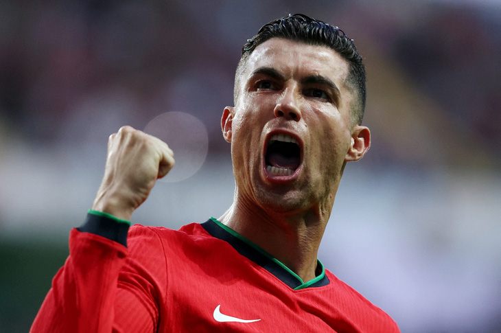 Niềm vui của Ronaldo sau khi ghi bàn vào lưới Ireland - Ảnh: REUTERS