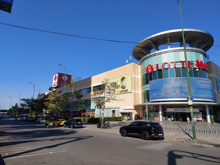 Hàng loạt ô tô đậu phía trước siêu thị Lotte Mart (quận 7, TP.HCM) dù ngay đó, không phải là một, mà có đến hai biển "cấm đậu xe" được đặt cách nhau khoảng 200m - Ảnh: NHẤT NGUYÊN