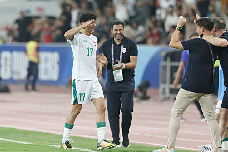 Niềm vui của Abdulla Jassim Ali sau khi ghi bàn nâng tỉ số lên 2-0 cho Iraq - Ảnh: VFF