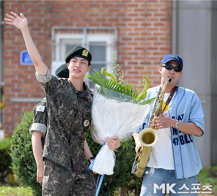 Khoảnh khắc RM thổi saxophone chúc mừng anh cả Jin xuất ngũ gây sốt - Ảnh: allkpop