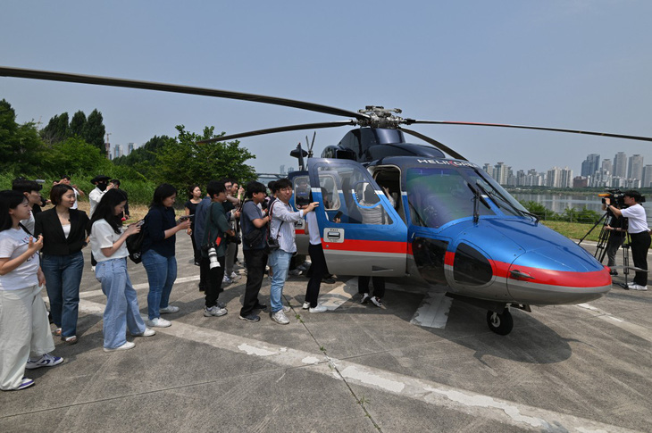 Phóng viên báo chí xếp hàng trải nghiệm dịch vụ trực thăng của Công ty Moviation - Ảnh: REUTERS