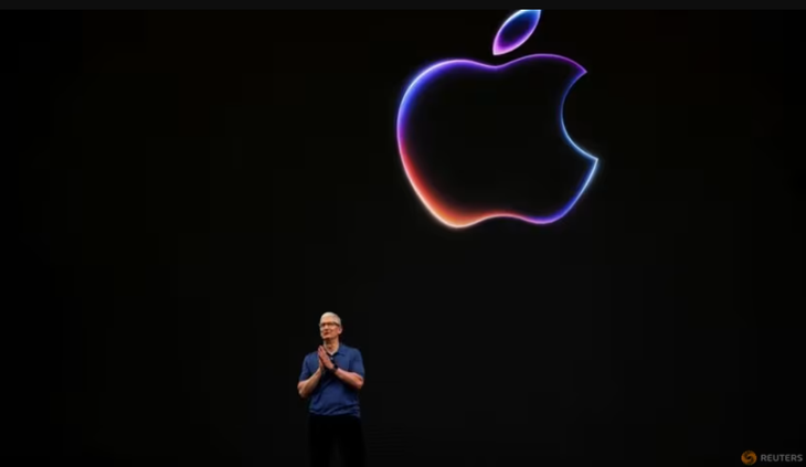 Giám đốc điều hành Apple Tim Cook tại sự kiện WWDC 2024 ở California, Mỹ ngày 10-6 - Ảnh: REUTERS
