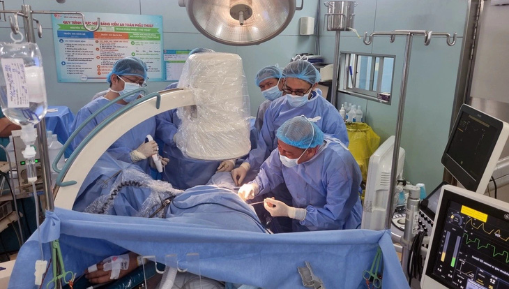PGS.TS.BS Nguyễn Phúc Cẩm Hoàng và các bác sĩ đang thực hiện kỹ thuật mới để lấy sạch sỏi cho bệnh nhân - Ảnh: Bệnh viện cung cấp 