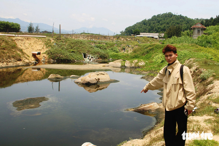 Nước xả thải từ các hồ tôm ở thôn Phú Hải (xã Lộc Vĩnh, huyện Phú Lộc, Thừa Thiên Huế) bốc mùi hôi thối - Ảnh: BẢO PHÚ
