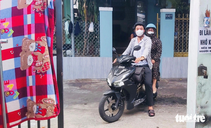 Gần 1 năm qua, vợ chồng luật sư Việt chạy đôn chạy đáo để giúp 5 mẹ con chị Miệp - Ảnh: ĐOÀN CƯỜNG