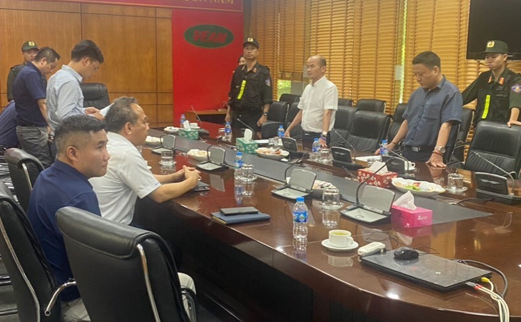 Công an thực hiện lệnh bắt tạm giam tổng giám đốc Tổng công ty Máy động lực và Máy nông nghiệp Việt Nam - Ảnh: Công an cung cấp