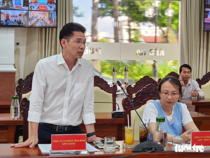 Lãnh đạo Công ty Thái Bình Kiên Giang đề nghị UBND tỉnh hỗ trợ công ty tuyển dụng lao động, vì hiện nay khó tìm lao động - Ảnh: BỬU ĐẤU
