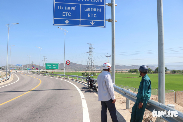 Để vào được cánh đồng canh tác, nông dân xã Nhơn Sơn (huyện Ninh Sơn, tỉnh Ninh Thuận) phải chạy xe máy lên đường dẫn cao tốc Cam Lâm - Vĩnh Hảo vì đường gom dân sinh chưa được xây dựng - Ảnh: DUY NGỌC