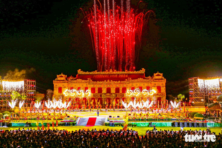 Điện Kiến Trung lung linh trong đêm bế mạc Tuần lễ Festival Huế 2024 - Ảnh: THÙY GIANG