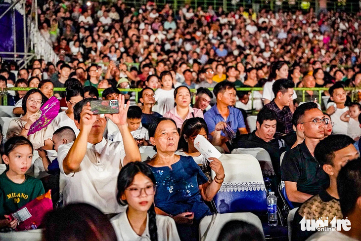 Hàng ngàn người dân xứ Huế, khách du lịch thập phương đến tham dự chương trình nghệ thuật bế mạc Tuần lễ Festival Huế 2024 - Ảnh: THÙY GIANG