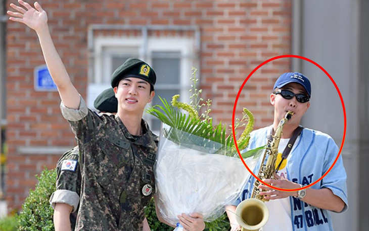 Khoảnh khắc RM thổi saxophone khi nhóm BTS 