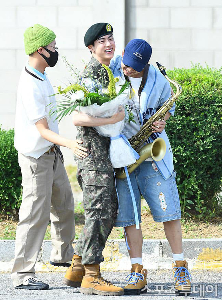 RM kịp trao cái ôm thân tình dành cho Jin khi hội ngộ