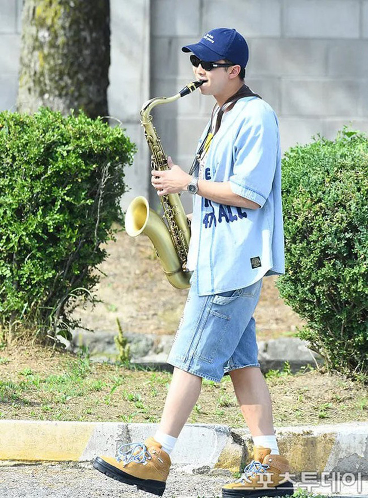 Thành viên BTS đã có thời gian luyện tập, trình diễn nhạc cụ này trong quân ngũ. Anh tham gia cả ban nhạc quân đội và có cơ hội thể hiện tài nghệ chơi saxophone.