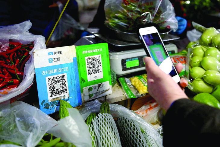 Quét mã để thanh toán tại một cửa hàng rau quả ở Trung Quốc. Ảnh: AFP