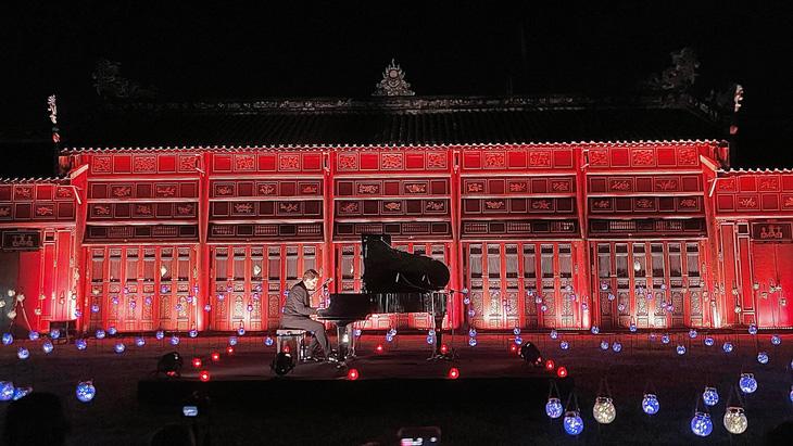 Đêm trình diễn piano ở vườn Thiệu Phương trong Hoàng cung Huế của nghệ sĩ Steve Barakatt - Ảnh: BẢO PHÚ