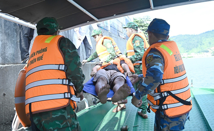 Lực lượng Bộ đội biên phòng tỉnh Thừa Thiên Huế diễn tập ứng cứu thuyền viên của tàu Trường Sa 01 bị hất văng xuống biển - Ảnh: NGỌC BÌNH