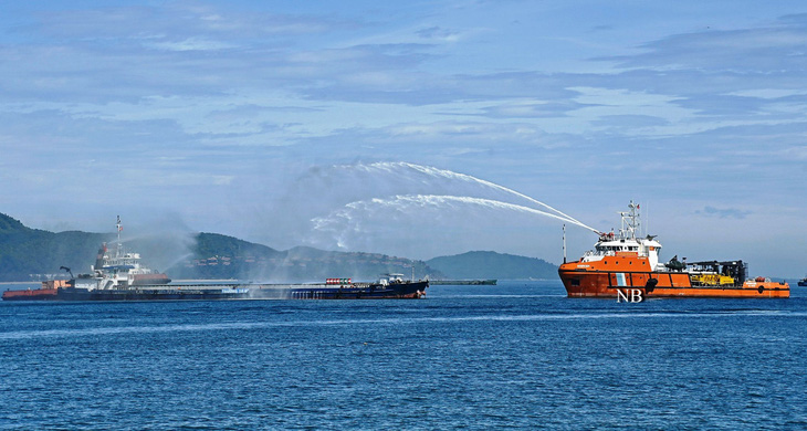 Diễn tập sự cố tàu hàng 6.000 tấn bị tràn dầu nguy cấp trên biển Thừa Thiên Huế - Ảnh: NGỌC BÌNH