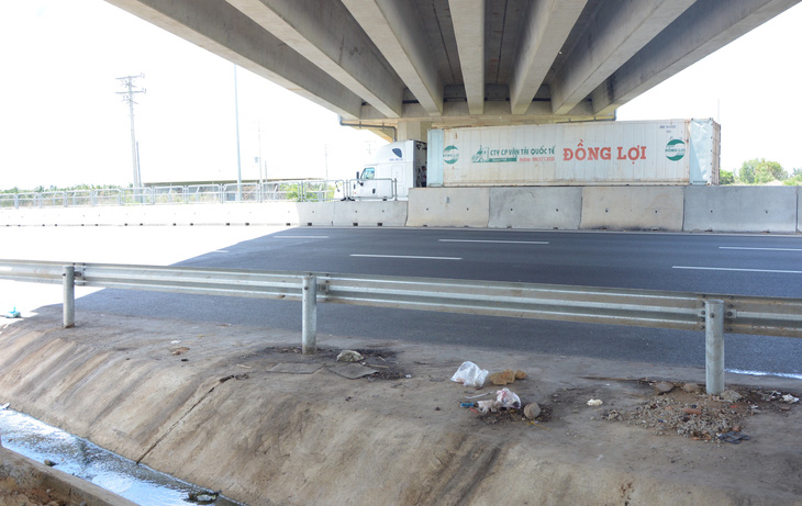 Dưới chân cầu vượt Phan Thiết của cao tốc Phan Thiết - Dầu Giây, đoạn km0 thường xuyên có xe dừng đậu. Tại đây cũng nồng nặc mùi xú uế, rác xả bừa bãi - Ảnh: ĐỨC TRONG