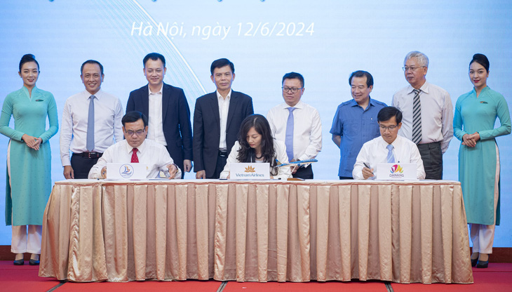 Đại diện thành phố Đà Nẵng và tỉnh Khánh Hòa  ký ghi nhớ hợp tác với Vietnam Airlines tại hội thảo - Ảnh: N.D