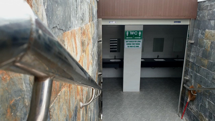 Hệ thống nhà vệ sinh công cộng đạt chuẩn đầu tiên vừa được xây dựng để phục vụ du khách đến du lịch Quảng Bình - Ảnh: QUỐC NAM