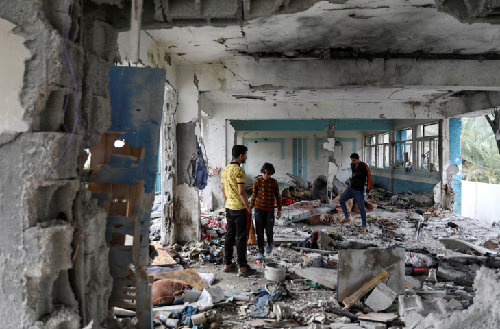 Hiện trường một trường học tại trại tị nạn Nuseirat - nơi trú ẩn của người dân sau khi bị Israel tấn công ngày 6-6 - Ảnh: REUTERS