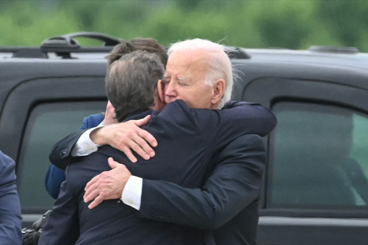 Tổng thống Mỹ Joe Biden ôm con trai Hunter Biden sau buổi xét xử hôm 11-6 - Ảnh: AFP
