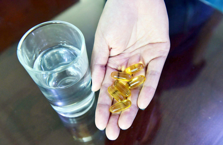 Các bác sĩ khuyến cáo không tự ý bổ sung vitamin quá liều, có thể gây ngộ độc người uống - Ảnh: DUYÊN PHAN