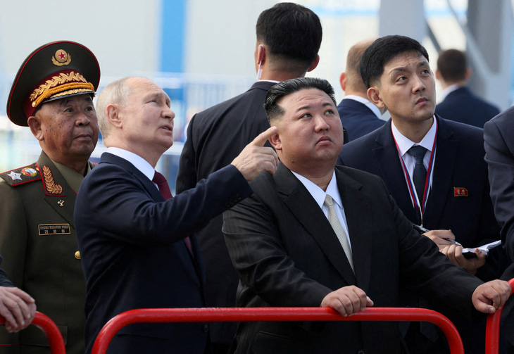 Ông Kim Jong Un tham quan sân bay vũ trụ Vostochny ở vùng Viễn Đông nước Nga cùng ông Putin vào tháng 9-2023 - Ảnh: REUTERS
