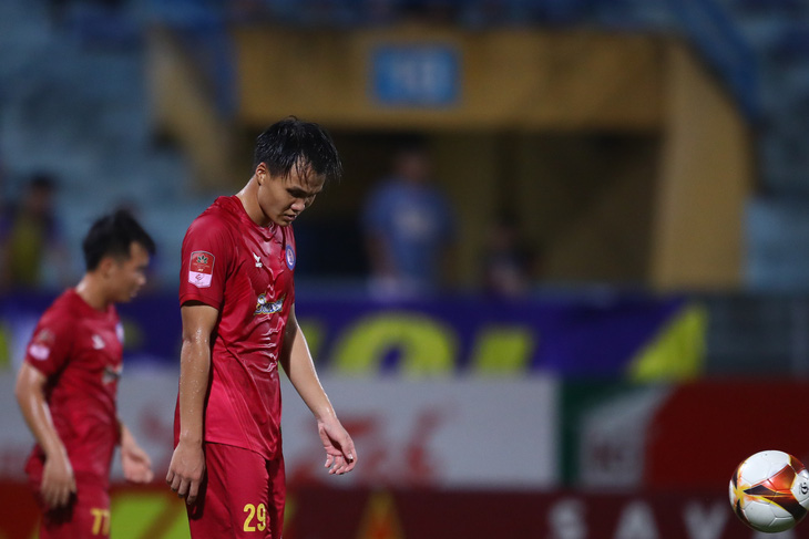 Nỗi buồn của các cầu thủ Khánh Hòa sau trận thua Hà Nội ở vòng 22 - Ảnh: MINH ĐỨC 