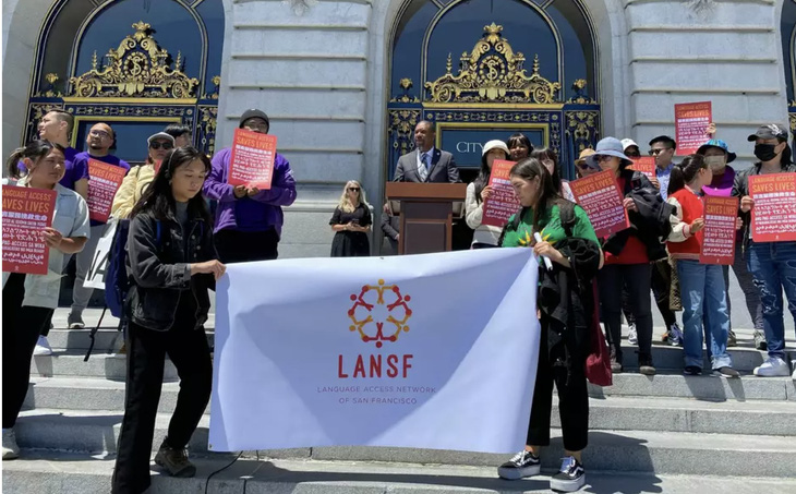 Thành viên Hội đồng Giám sát San Francisco Shamann Walton phát biểu ngày 11-6, công nhận tiếng Việt là ngôn ngữ chính thức ở San Francisco (Mỹ) - Ảnh: San Francisco Chronicle 