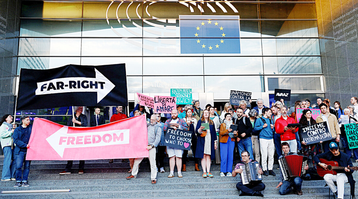 Những người biểu tình mang theo các biểu ngữ tập trung bên ngoài tòa nhà EP tại Brussels (Bỉ) vào hôm 9-6 - Ảnh: REUTERS