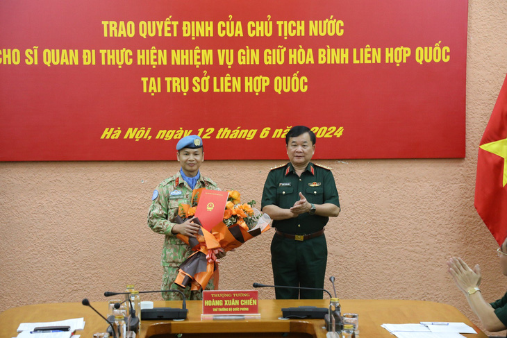 Thượng tướng Hoàng Xuân Chiến trao quyết định cho thượng tá Trương Anh Tuấn đảm nhận vị trí sĩ quan quân vụ tại trụ sở Liên Hiệp Quốc - Ảnh: THÙY LINH