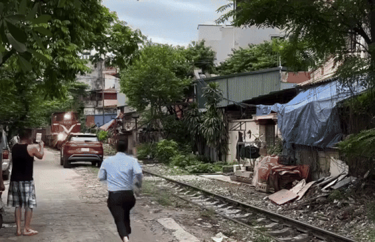 Đoàn tàu hỏa lao tới tông trúng ô tô đỗ sát đường sắt - Ảnh: Người dân cung cấp