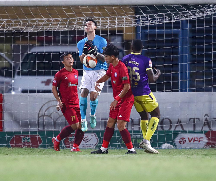 Thủ môn Hoài Anh và các cầu thủ Khánh Hòa trong trận thua Hà Nội ở vòng 22 - Ảnh: VPF