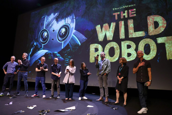 Đội ngũ sản xuất The Wild Robot trên sân khấu tại Grande Salle Bonlieu vào ngày 11-6-2024 tại Liên hoan phim hoạt hình quốc tế Annecy, Pháp.