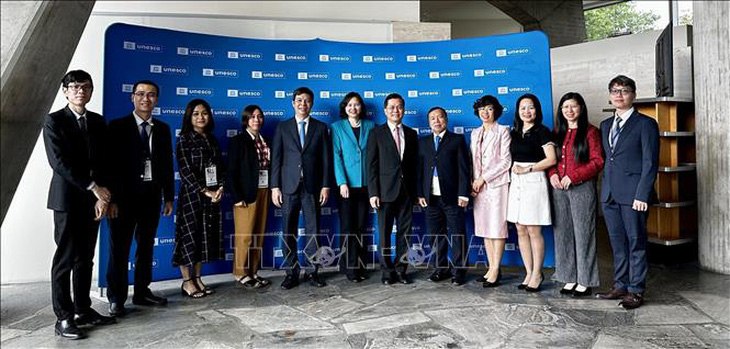 Phái đoàn Việt Nam do Thứ trưởng Bộ Ngoại giao Hà Kim Ngọc, chủ tịch Ủy ban Quốc gia UNESCO Việt Nam, dẫn đầu tham dự kỳ họp lần thứ 10 Đại hội đồng Công ước 2003 về bảo vệ di sản văn hóa phi vật thể, ngày 11 và 12-6 tại trụ sở UNESCO ở thủ đô Paris - Ảnh : TTXVN