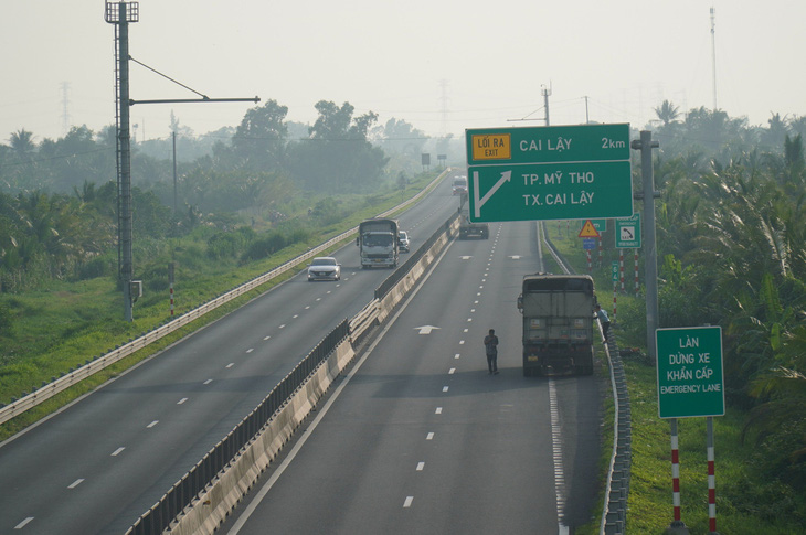 Tại một điểm dừng khẩn cấp trên cao tốc Trung Lương - Mỹ Thuận, một chiếc xe tải đậu chiếm một phần làn xe chạy - Ảnh: MẬU TRƯỜNG
