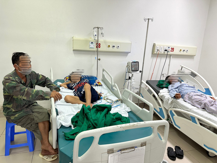 Hai bố con anh D. đang được điều trị tại Bệnh viện Bệnh nhiệt đới trung ương - Ảnh: Bệnh viện cung cấp