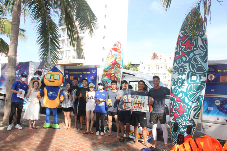 Hoạt động quảng bá đẩy mạnh thanh toán số do báo Tuổi Trẻ phối hợp với các đơn vị tổ chức ở các điểm du lịch ven biển Đà Nẵng - Ảnh: TRƯỜNG TRUNG