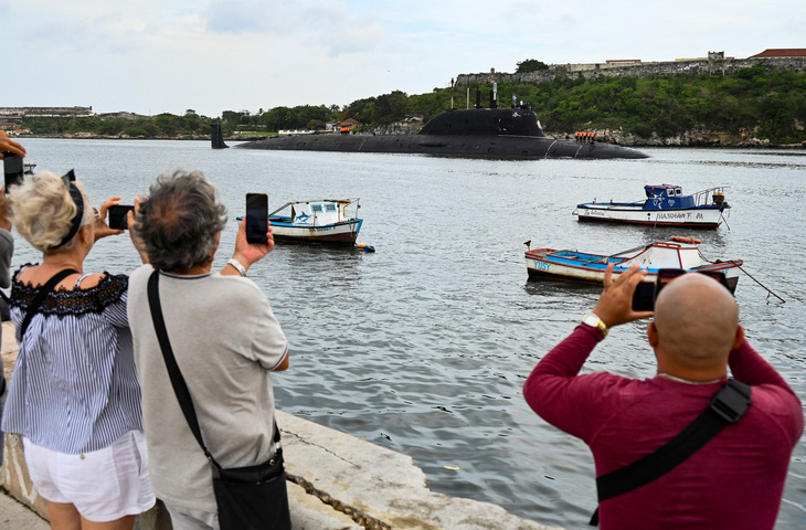 Người dân Cuba hiếu kỳ chụp ảnh tàu ngầm của Nga - Ảnh: AFP