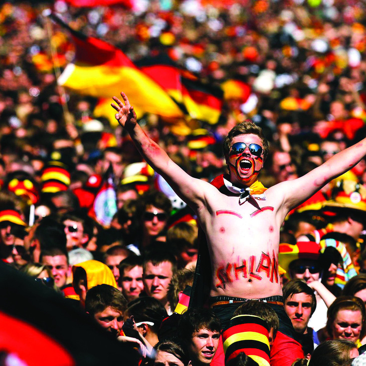 Những trận bóng đá của đội tuyển quốc gia là nơi hiếm hoi người Đức tập trung đông đảo và thể hiện ít nhiều tinh thần quốc gia, dân tộc. Ảnh: Spiegel