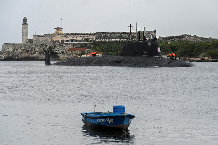 Tàu ngầm Nga đến Cuba cùng một số tàu hộ tống, trong chuyến thăm kéo dài 5 ngày - Ảnh: AFP