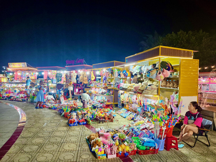 Chợ đêm Nha Trang là điểm tham quan, tập trung đông người nên nhu cầu chi tiêu, mua sắm cao - Ảnh: MINH CHIẾN