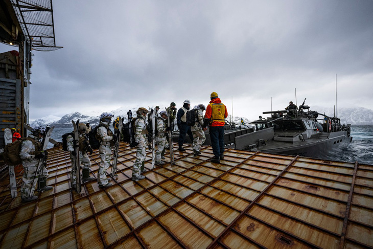 Các binh linh Pháp và Phần Lan tham gia cuộc diễn tập Nordic Response 24, một phần trong cuộc diễn tập lớn Steadfast Defender của NATO, tại Na Uy vào tháng 3-2024 - Ảnh: AFP