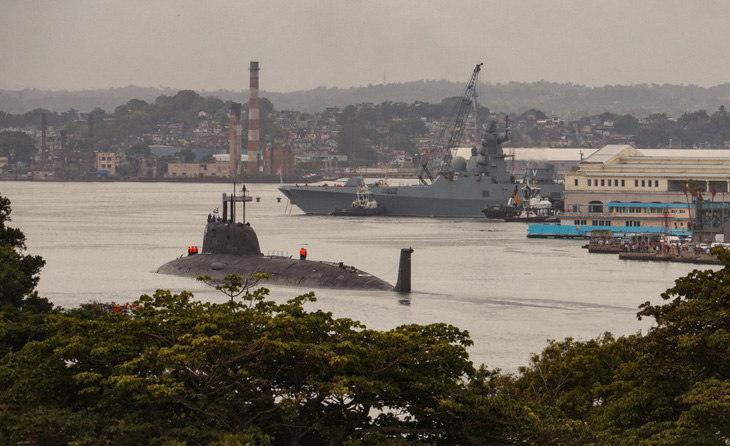 Tàu ngầm năng lượng hạt nhân Kazan của Nga đi vào cảng Havana của Cuba ngày 12-6 - Ảnh: AFP