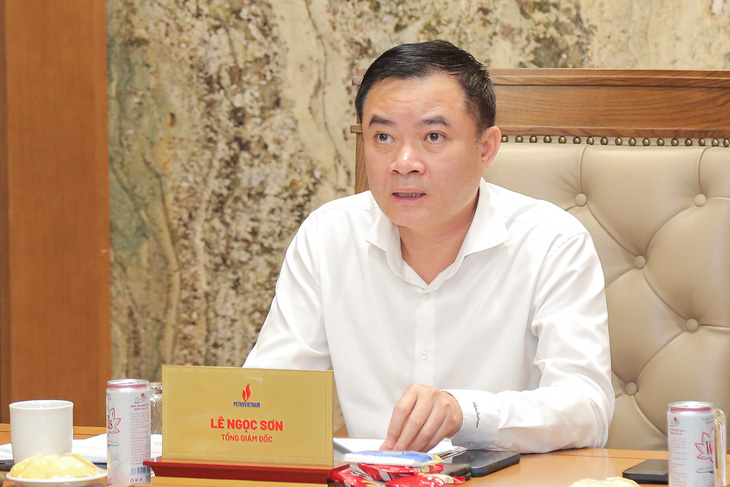 Tổng giám đốc Lê Ngọc Sơn điều hành giao ban