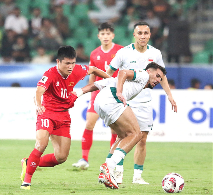 Tuấn Hải (trái) chơi nổi bật trong trận thua Iraq 1-3 - Ảnh: AFC