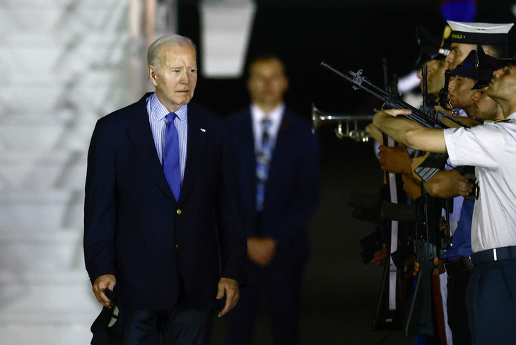 Ông Biden tới sân bay Brindisi, Ý, dự Hội nghị thượng đỉnh G7, ngày 12-6 - Ảnh: REUTERS
